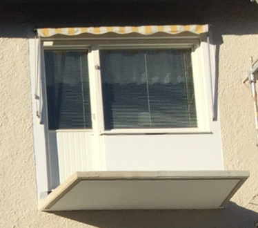 Exempel på markis ovanför balkongdörr och fönster.